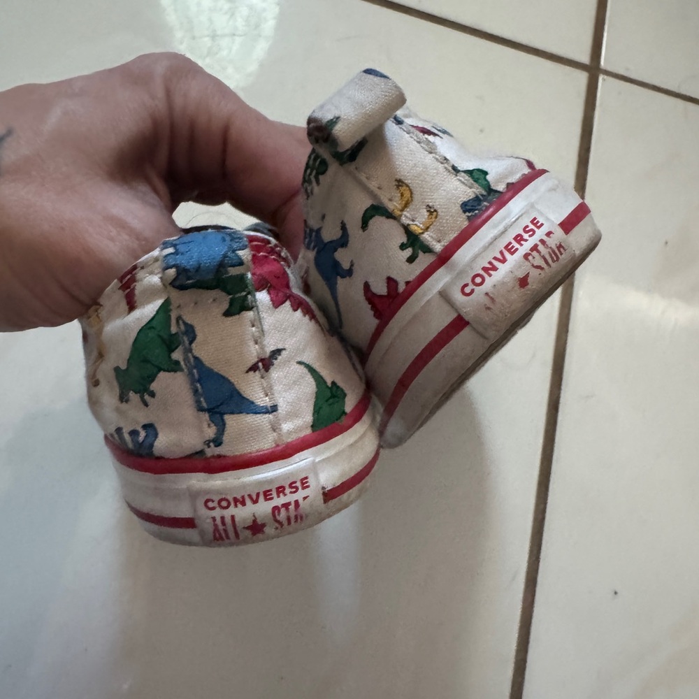 Toddler boys converse Dino. Velcro low tops